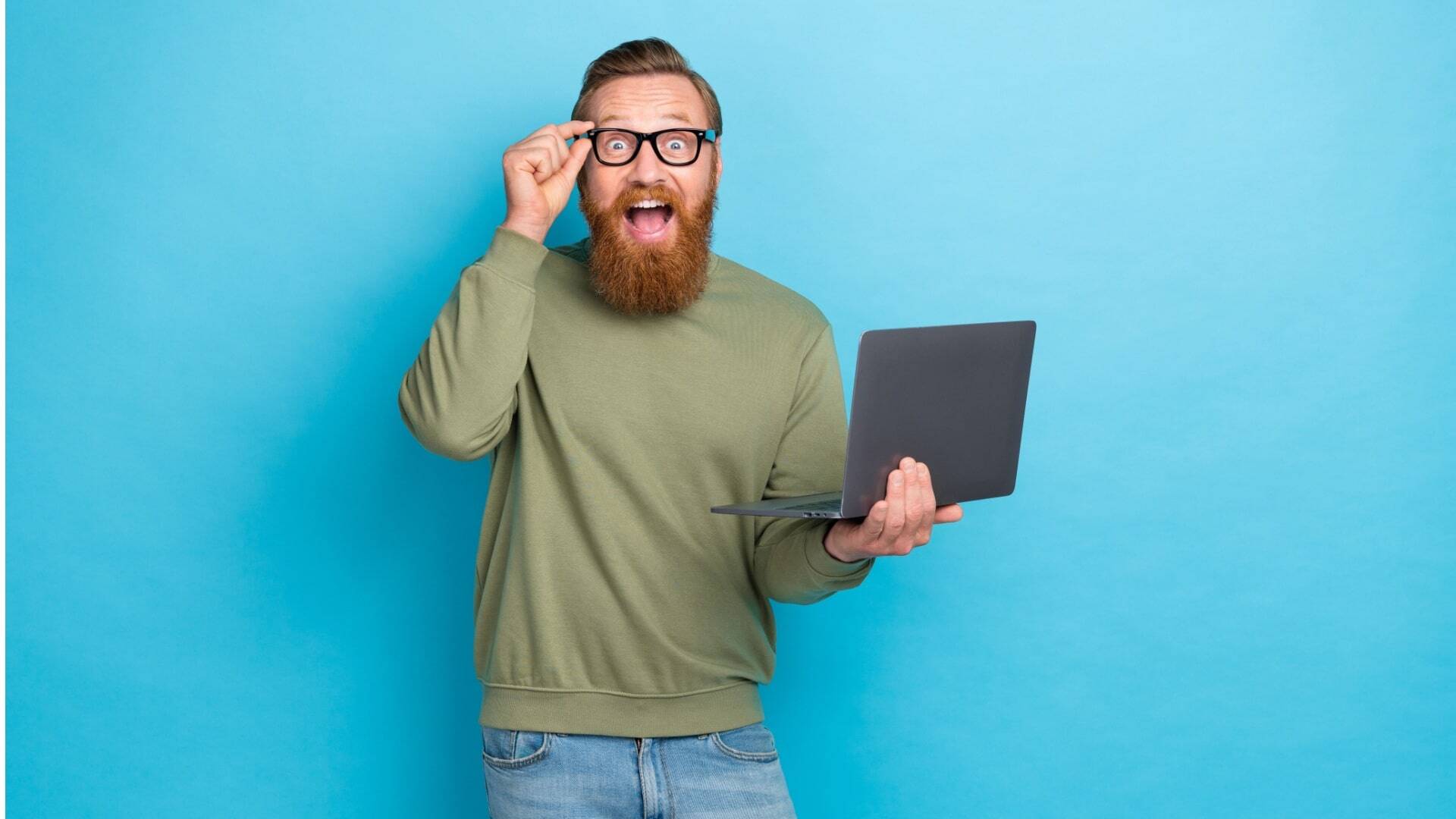 Photo portrait of handsome young guy specs blue background